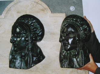 Denkmal von Maria Reymer; Kopie und Original